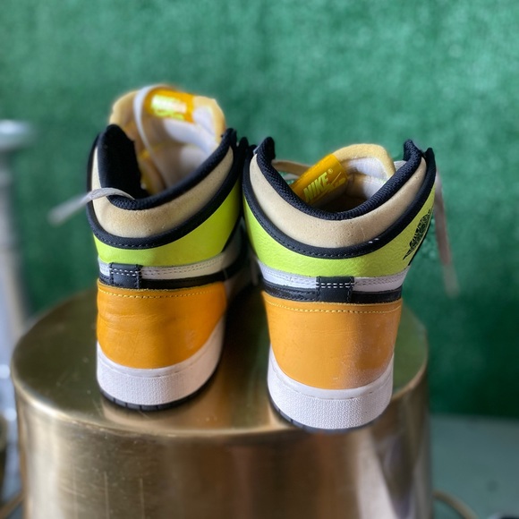 🟢 Air Jordan 1 volt 🟢 size 6.5 - Picture 3 of 5